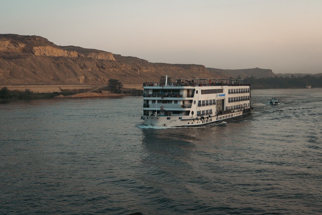 Motonave de crucero navegando por el río Nilo en Egipto