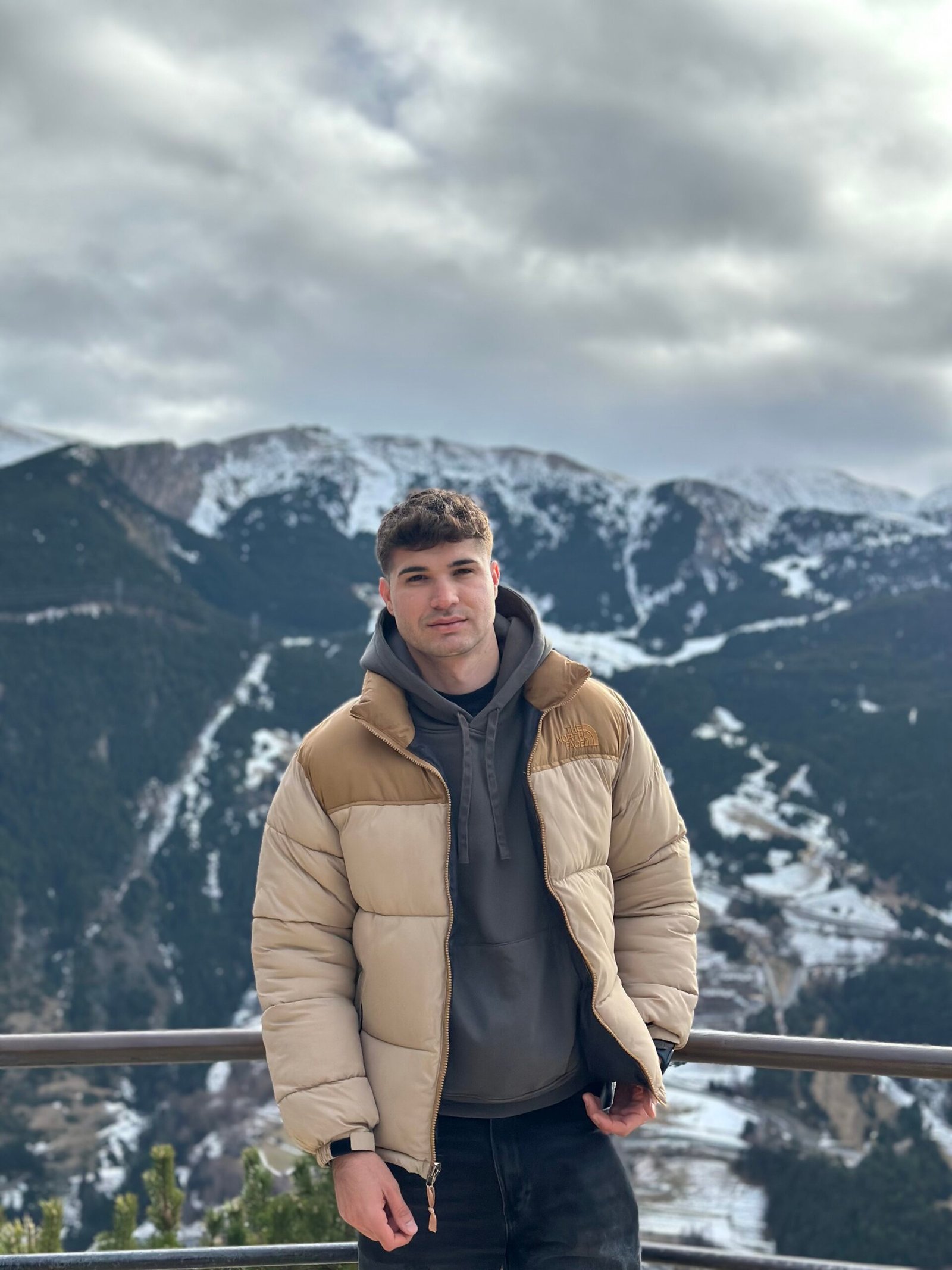 Jairo, fundador de Jaival Travel, durante un viaje a la montaña