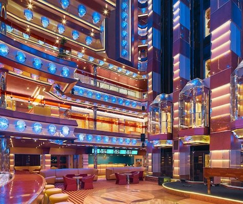 Atrio interior del Costa Fascinosa inspirado en el cine y el teatro