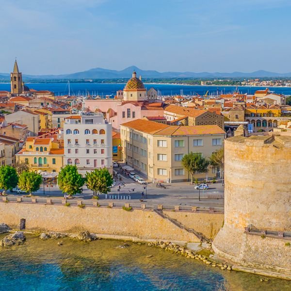 Paseo marítimo y costa de Olbia en Cerdeña