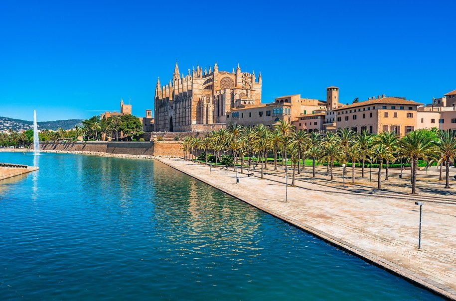 Catedral de Palma de Mallorca junto al paseo marítimo
