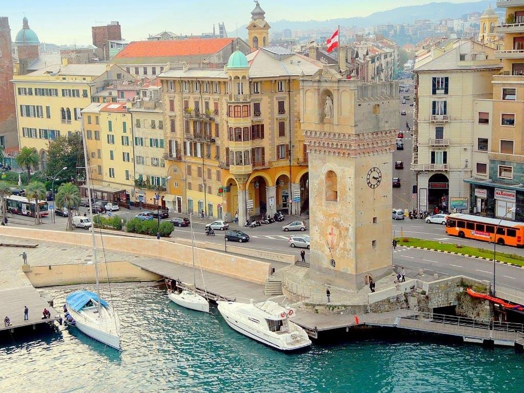 Puerto histórico de Savona con su torre
