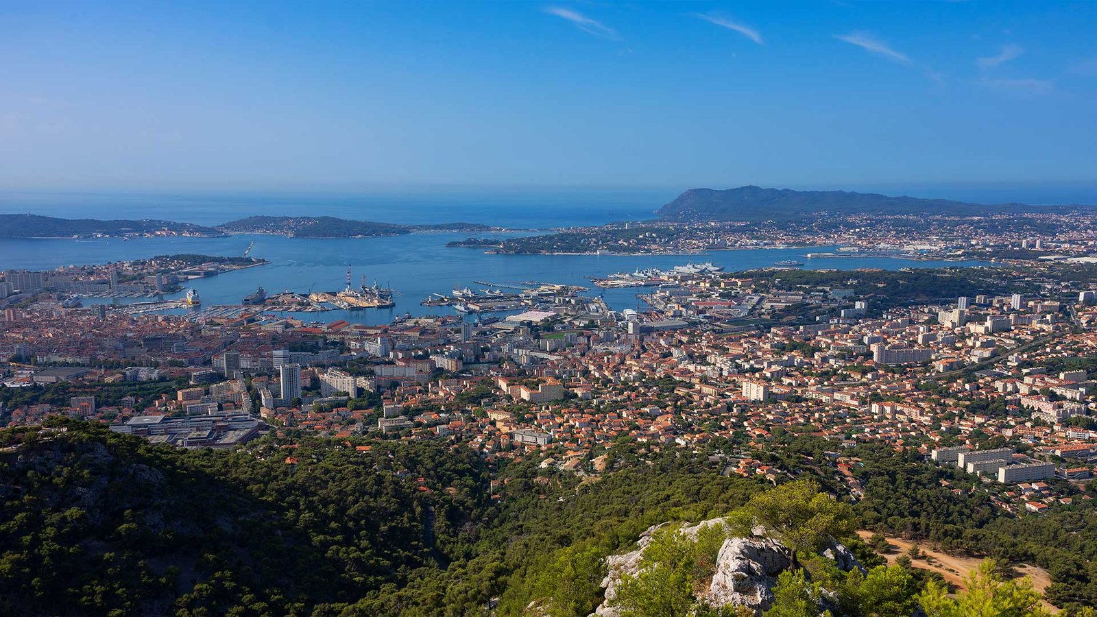 Vista panorámica del puerto y la ciudad de Toulon